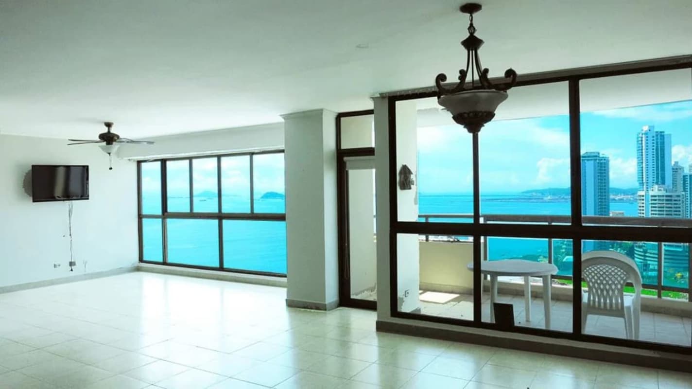 Fully equipped kitchen with granite countertops and appliances PH Ocean Park Panama City