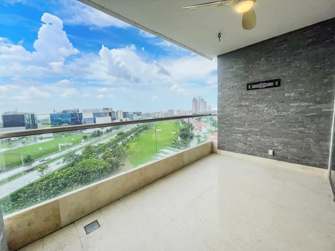 Bedroom with floor-to-ceiling windows and walk-in closet Greenview Santa Maria
