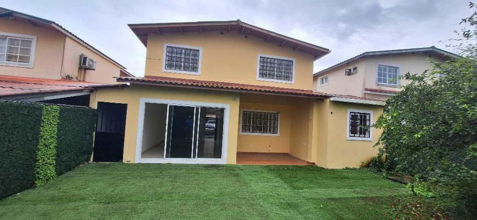 Spacious living room with sliding doors to garden, tiled floor, neutral walls in Villa Zaita house Panama