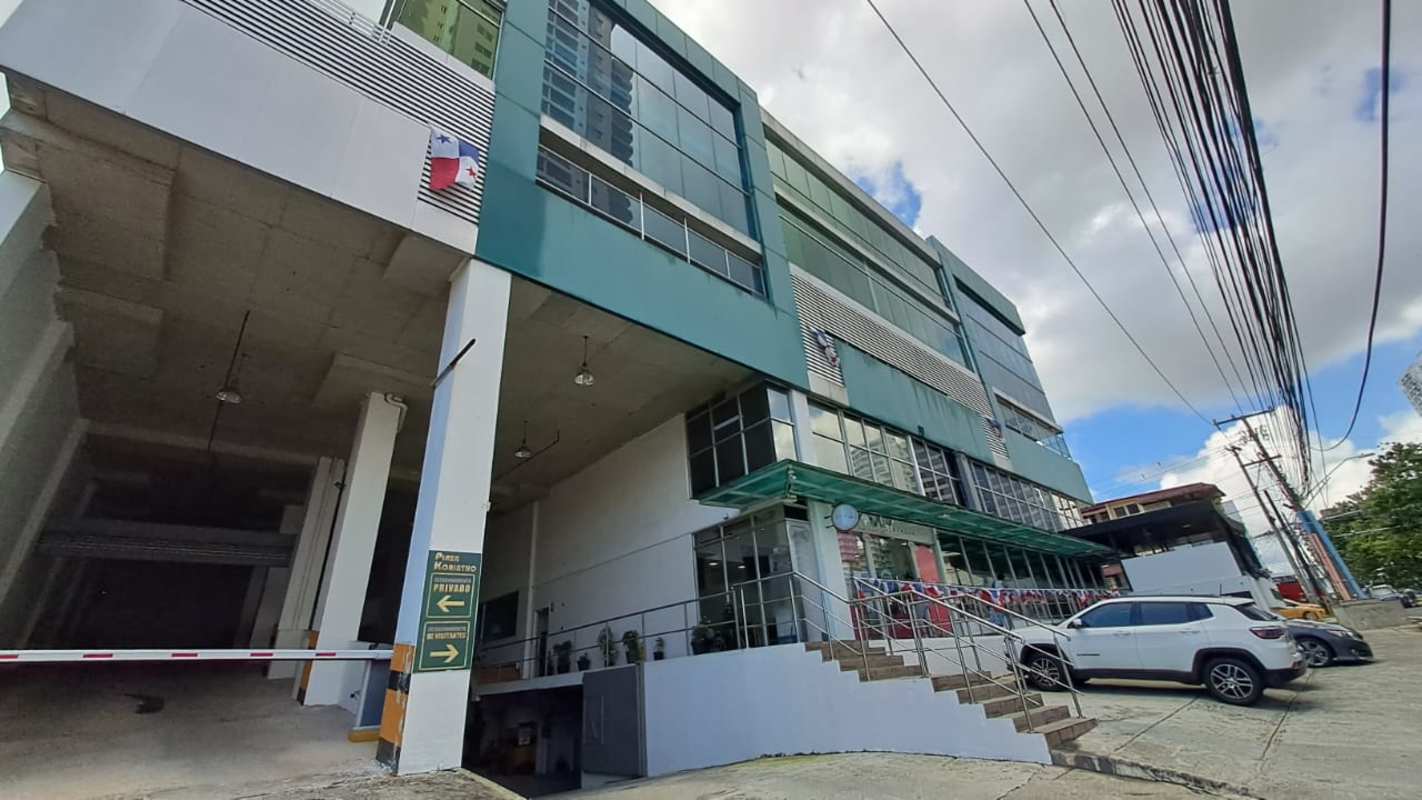 Small office space with white walls tiled floors and drop ceiling in Plaza Korintho Panama City