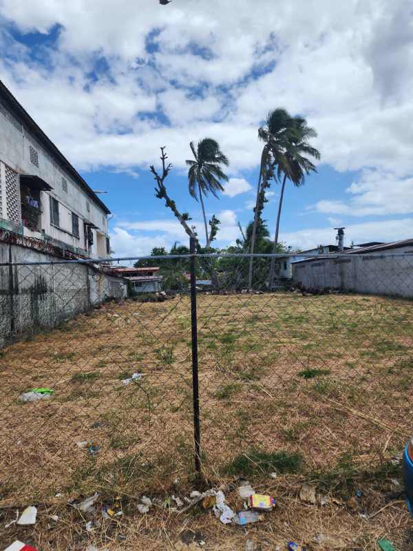 Urban commercial lot with chain-link fence ready for development in Parque Lefevre Panama
