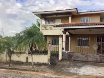 Two-story house with palm tree garden and balcony in La Florentina Chitré Panama