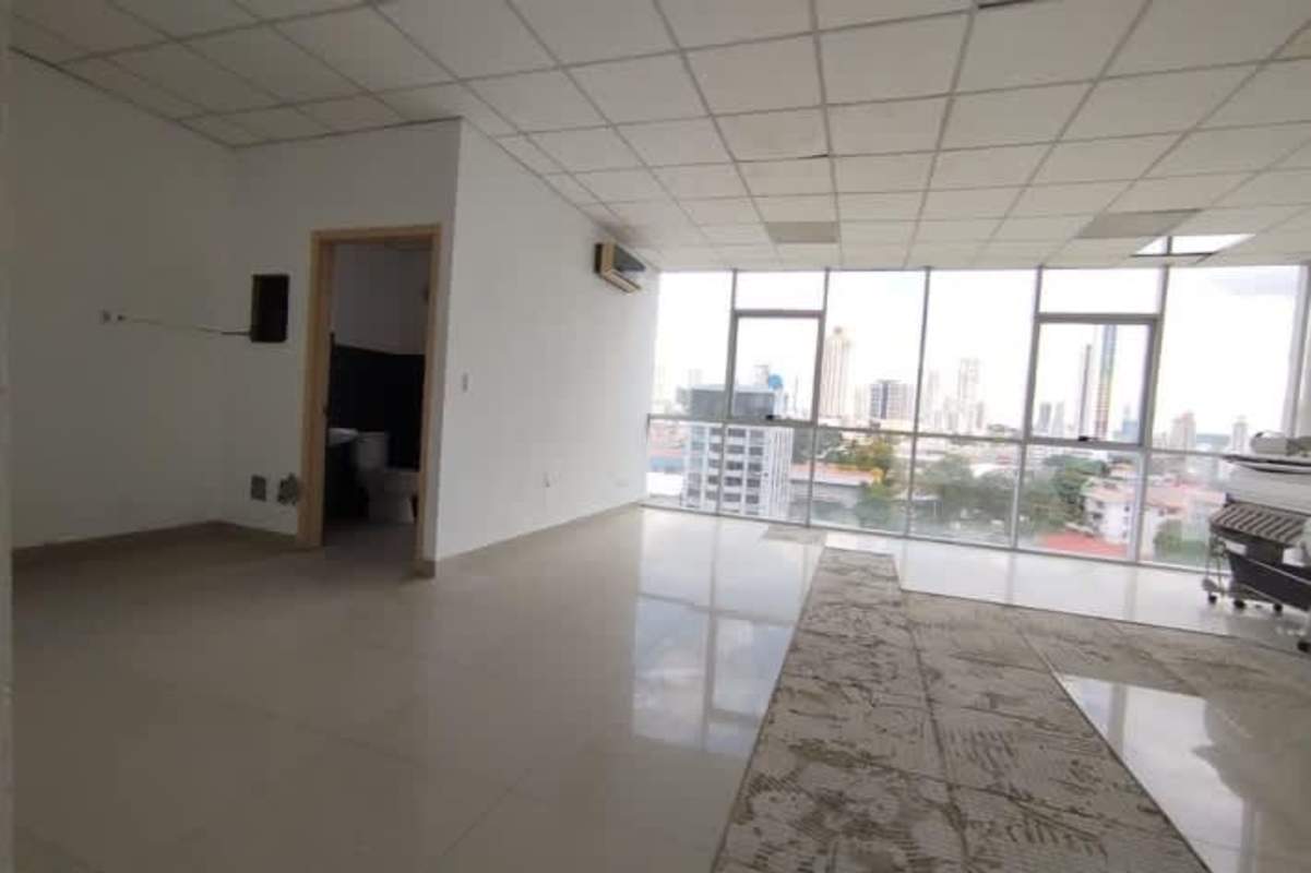 Office space with floor tiles, AC unit and windows at PH Brazil 405 Panama City