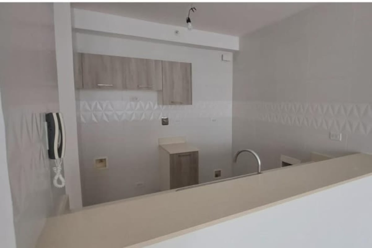 Kitchen with modern cabinetry, tile backsplash, breakfast counter Edison Park apartment Panama City