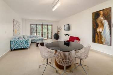 Modern kitchen island granite countertops Buenaventura Panamá furnished apartment