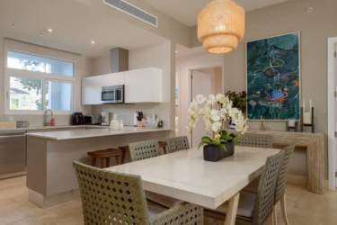 Bright master bedroom furnished, AC, garden views in Buenaventura, Rio Hato Panama