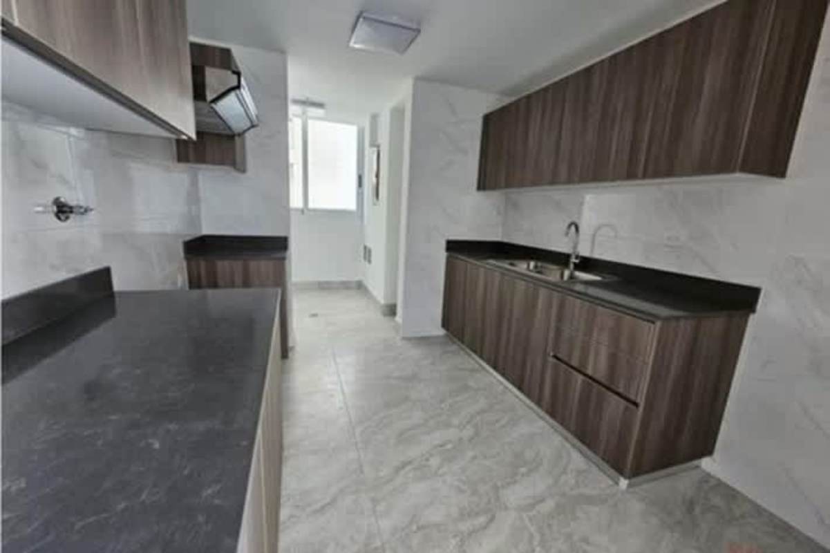 Stylish shared spaces in PH Luxor 400 with marble floors and design lighting in El Cangrejo Panama