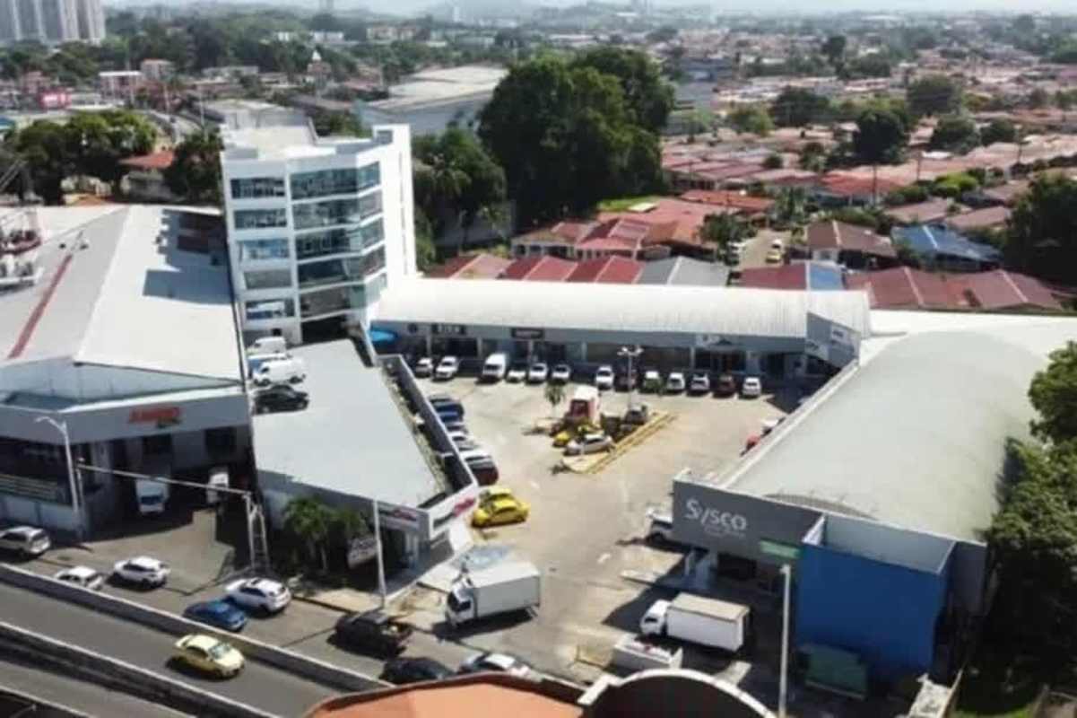 Commercial buildings, multi-story offices, retail spaces and parking near PH Centro del Este Juan Díaz Panama City