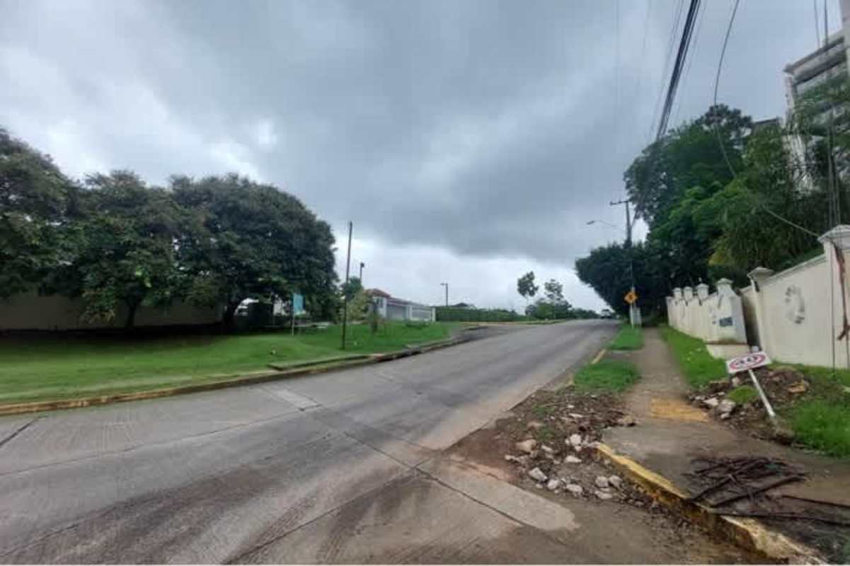 Covered porch with tiled steps wood door carport Green Valley Albrook Panama