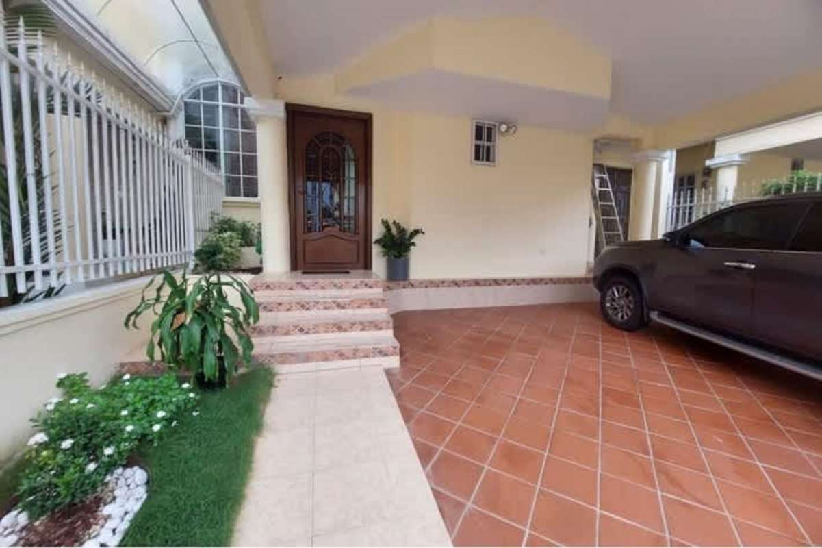 House with pool, attached spa garden wall Green Valley Albrook Panama