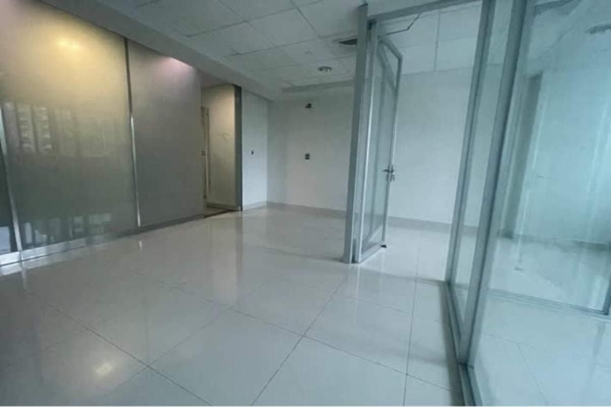 Modern commercial office space with private rooms glass partitions Panama City
