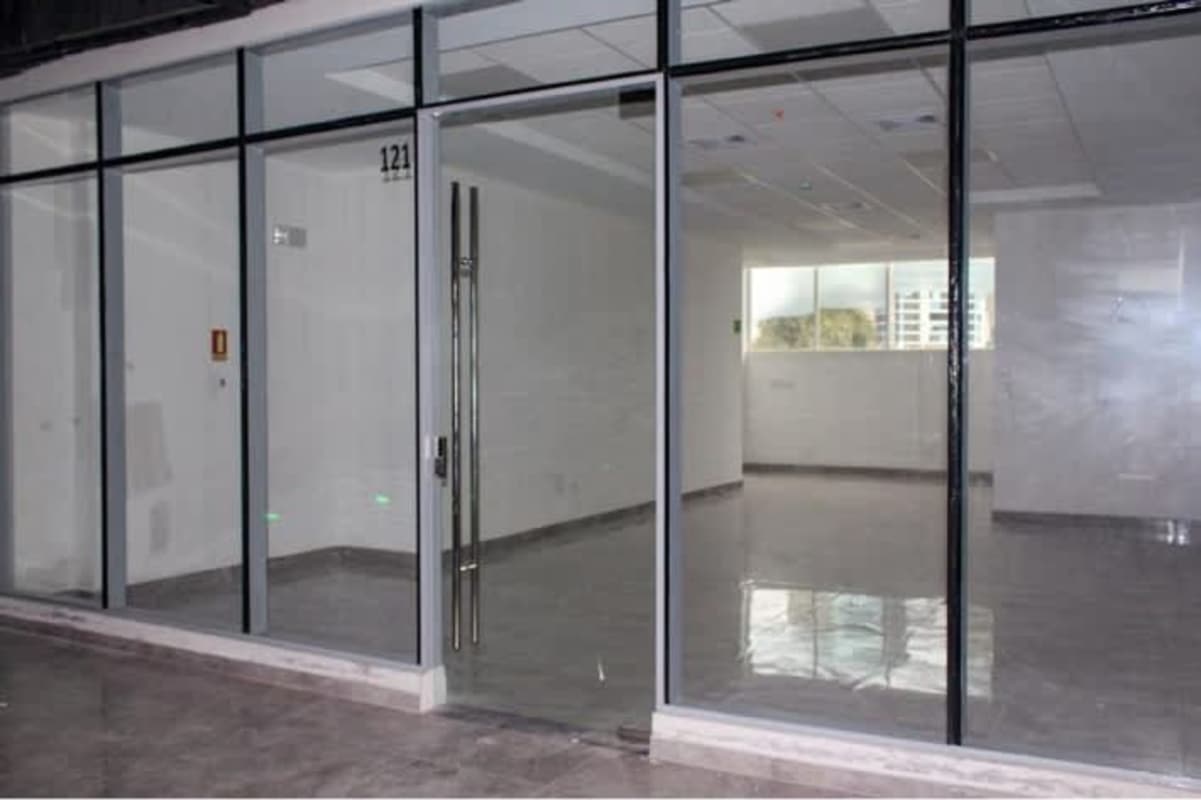 Empty bright commercial office for rent with glass entrance tiled flooring in PH Vía Israel Panama City