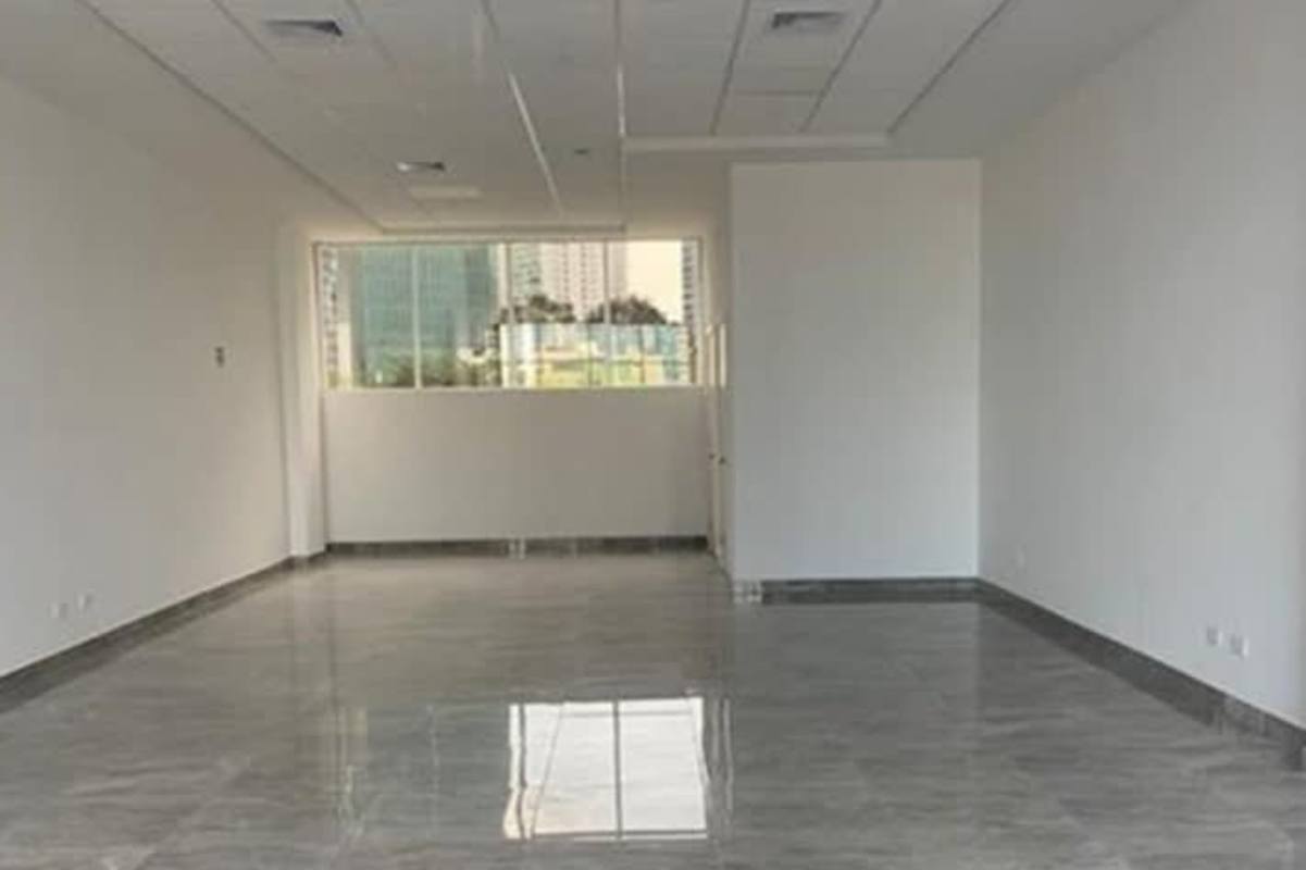 Spacious modern office with large windows tiled floors for rent PH Vía Israel Panama City