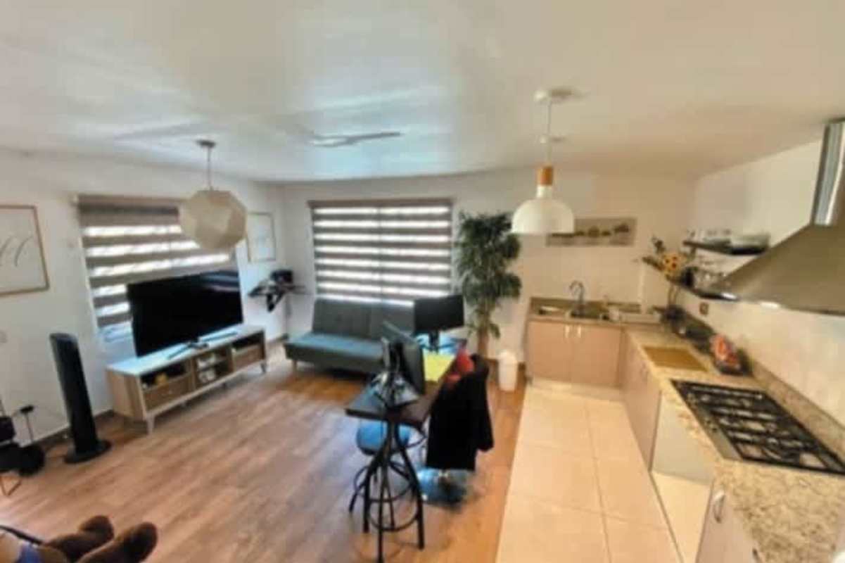 Bright open-concept living room and kitchen with granite counter options in house Las Cumbres Panama