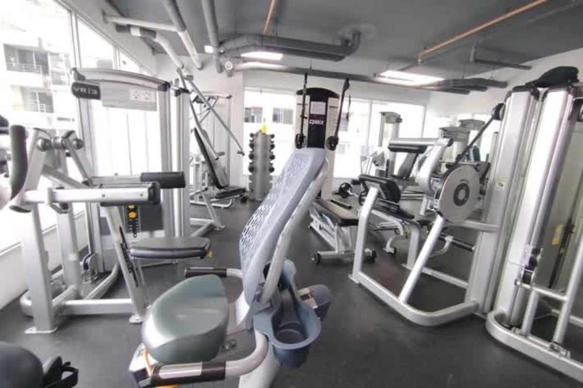 Contemporary bathroom with shower and vanity PH Metropolitan Park Panama