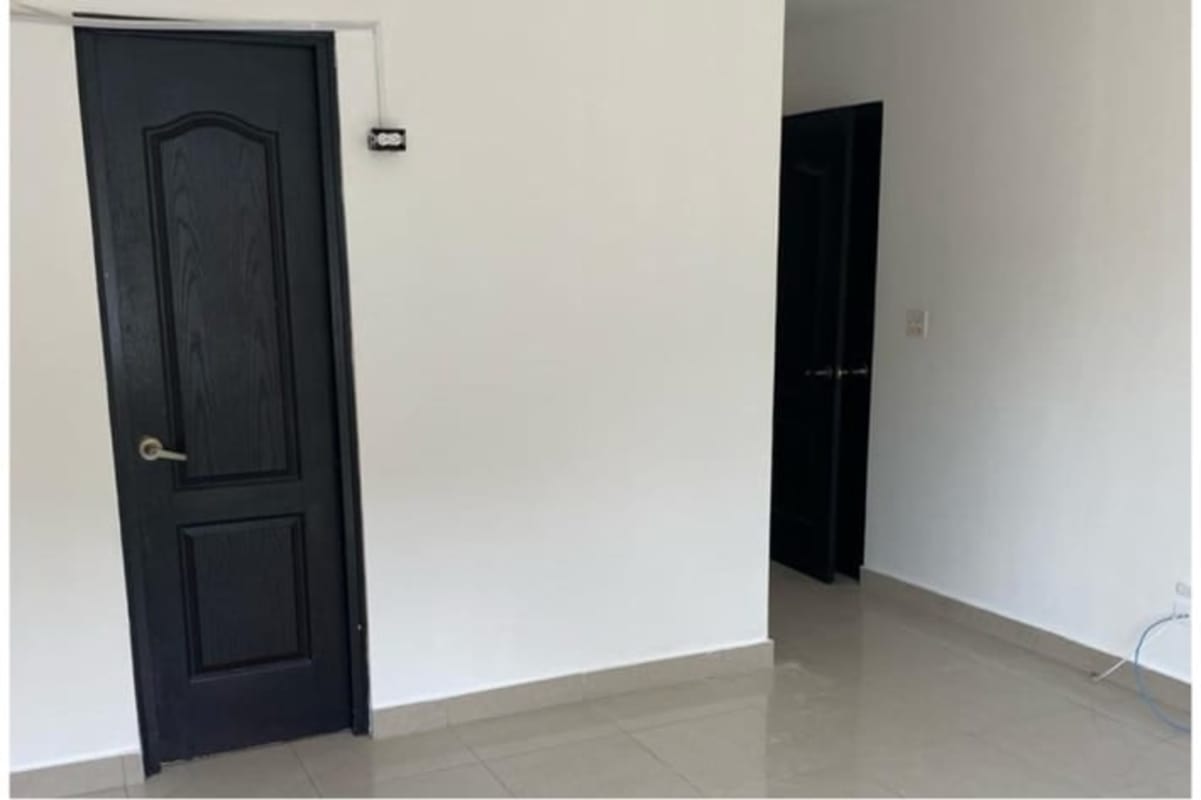 Minimalist bedroom with split AC, large window and roller blinds in PH Sun City Panama