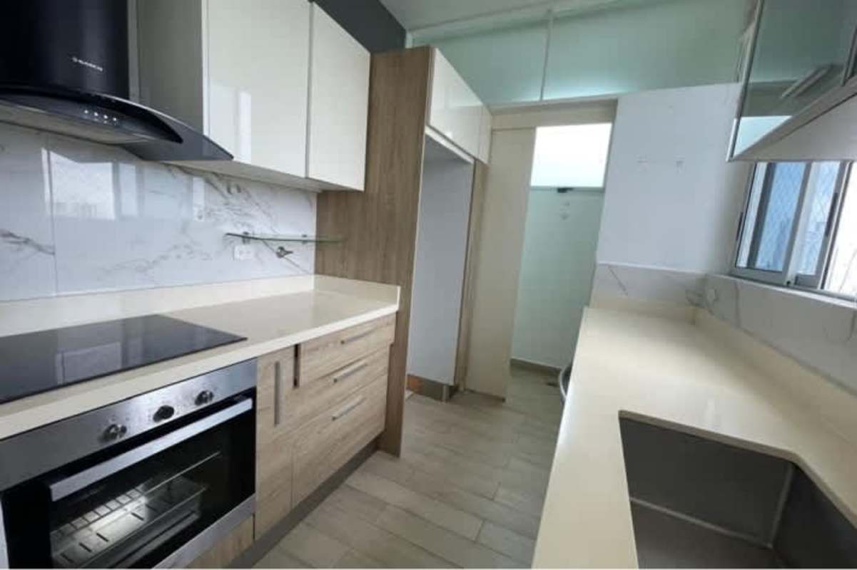 Modern kitchen with marble backsplash, built-in oven, and ample cabinetry in PH San Francisco Bay Panama