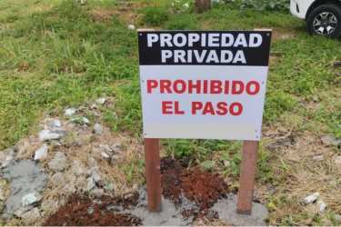 Vacant plot with partial vegetation and surrounding trees in El Coco La Chorrera
