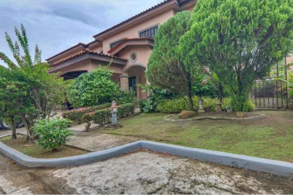 Contemporary kitchen remodel with granite, built-in oven in Versalles Panama