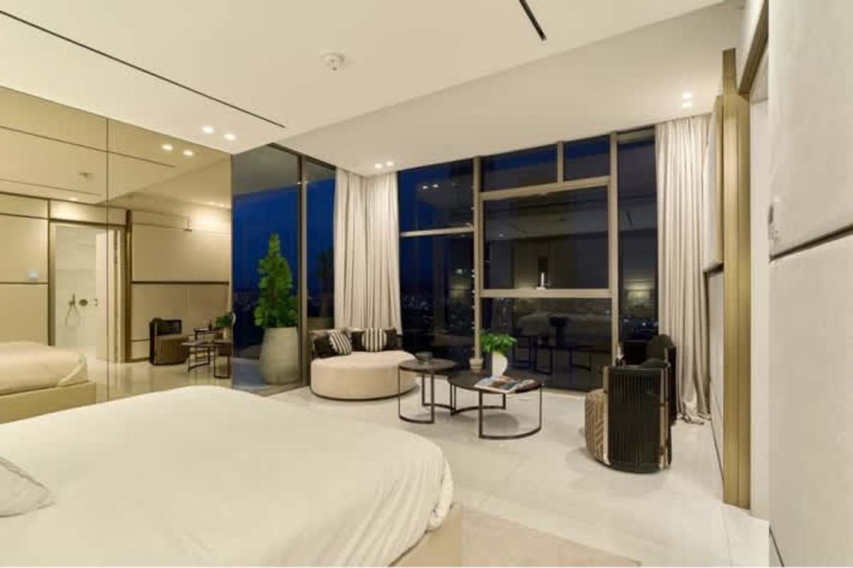 Modern master bathroom with marble finishes and freestanding tub in PH La Maison Panama City