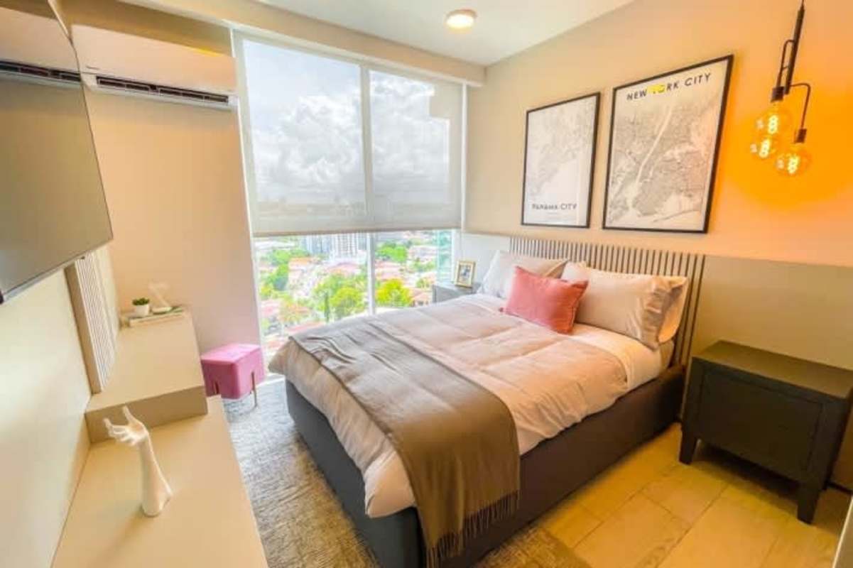 Twin bedroom with large windows and city view in PH Bonavista at The Park Panama