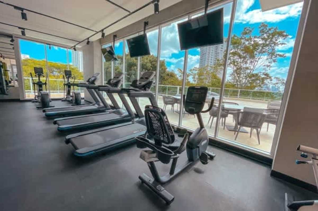 Infinity pool surrounded by sun loungers and city views in PH Bonavista Panama