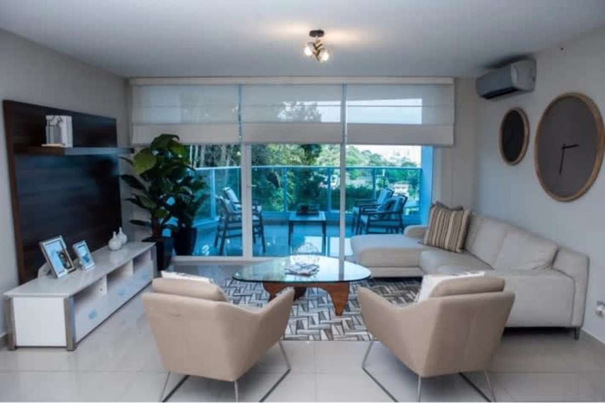 Private balcony with outdoor seating, plants and cityscape views at PH Mei Tower Villa de Las Fuentes Panama