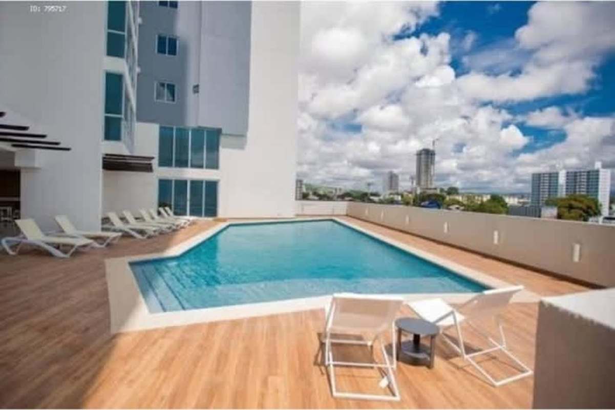 Modern rooftop pool with skyline view at Coral Towers Parque Lefevre Panama