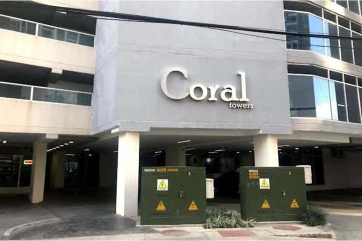 Covered entrance area and parking at PH Coral Towers high-rise in Parque Lefevre
