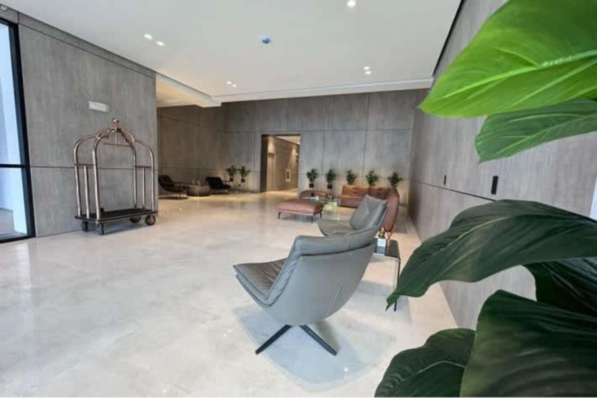 Quartz countertops and sleek cabinetry kitchen in PH Center Point Tower apartment Panama