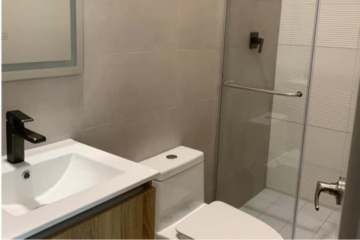 Elegant modern high-rise PH Seaside House with retail plaza Avenida Balboa Panama City