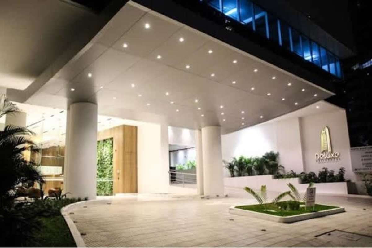 Infinity swimming pool and jacuzzi with skyline background at PH Deluxe Residences Punta Paitilla Panama