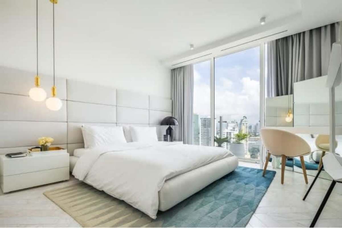 Minimalist bedroom with floor-to-ceiling windows city view PH Wanders & Yoo Panama