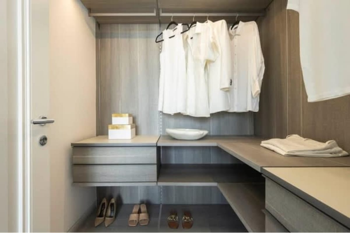 Modern open kitchen with marble island PH Wanders & Yoo Panama City