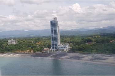Contemporary lobby with high ceilings and natural light in PH Royal Palm Playa Gorgona Panama