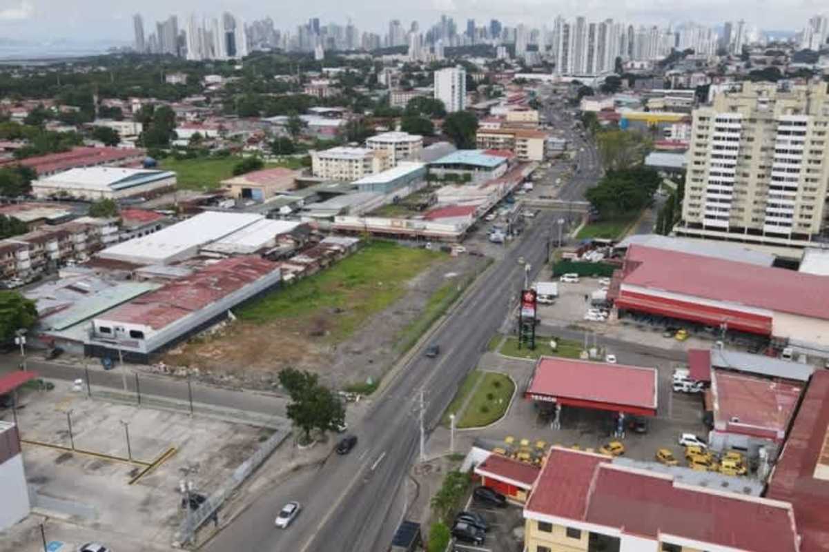 Aerial image of large vacant lot with road frontage in busy Panama City commercial area