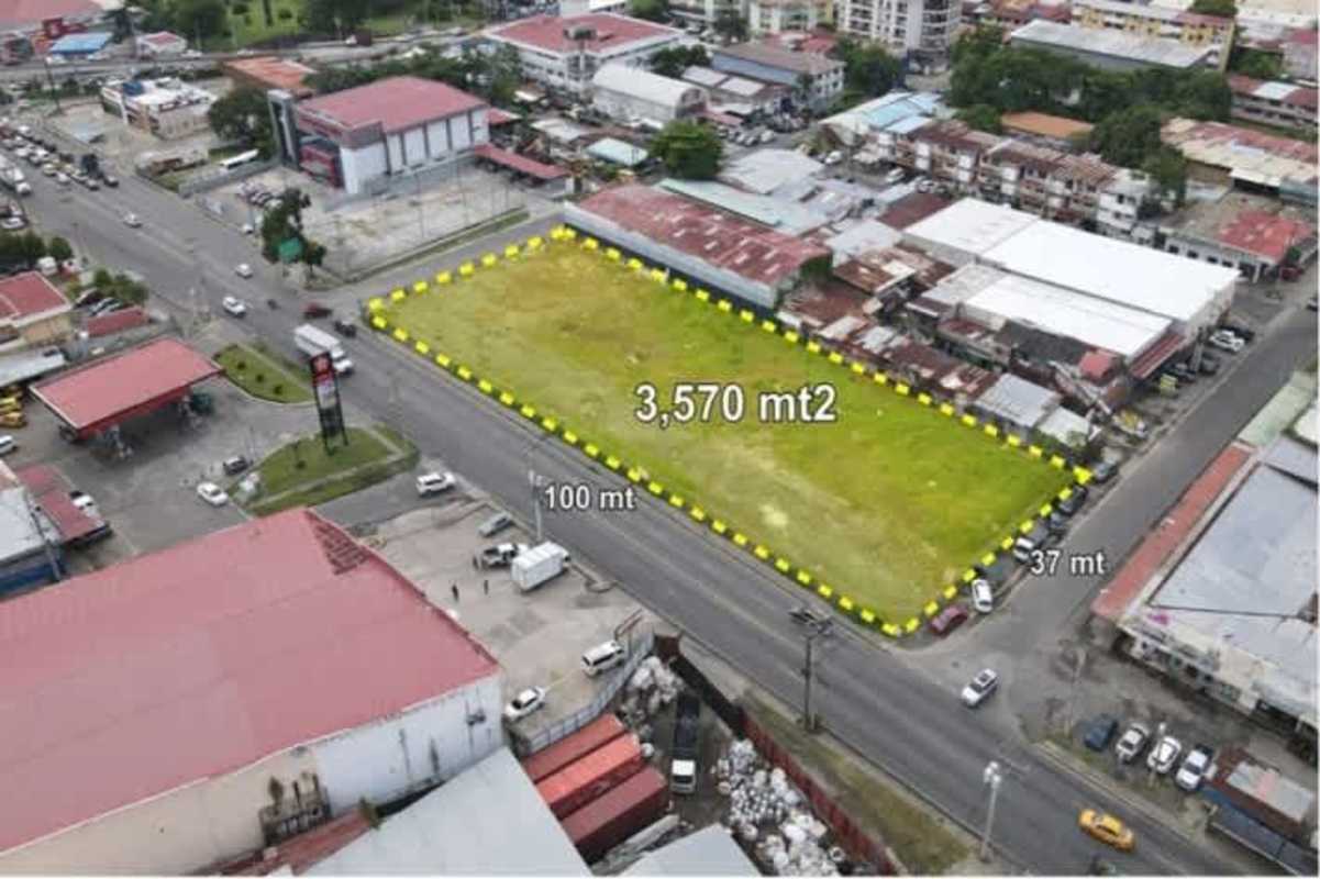 Large empty urban lot measuring over 3,500 m² bordered by commercial and residential properties on Vía España