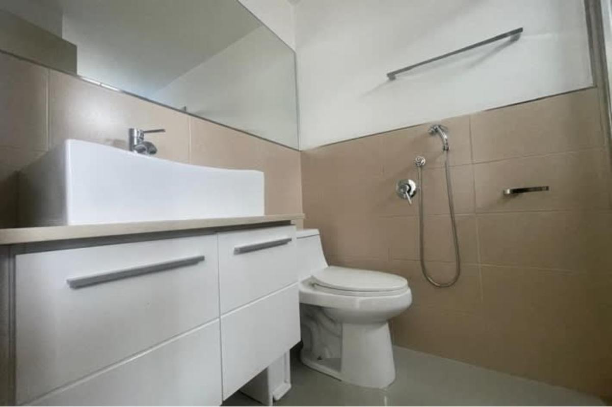 Bathroom with vessel sink, mirror, and modern fixtures PH San Francisco Park Panama City
