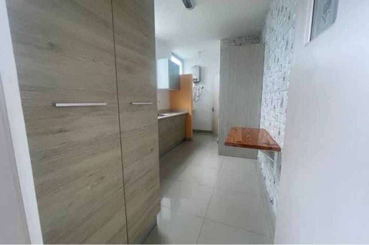 Kitchen with natural light, cabinets, gas stove, oven, tile backsplash PH San Francisco Park Panama