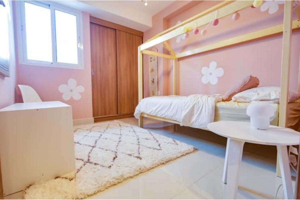 Kids bedroom with house-shaped bed and playful wall decor PH Alto Río Panama