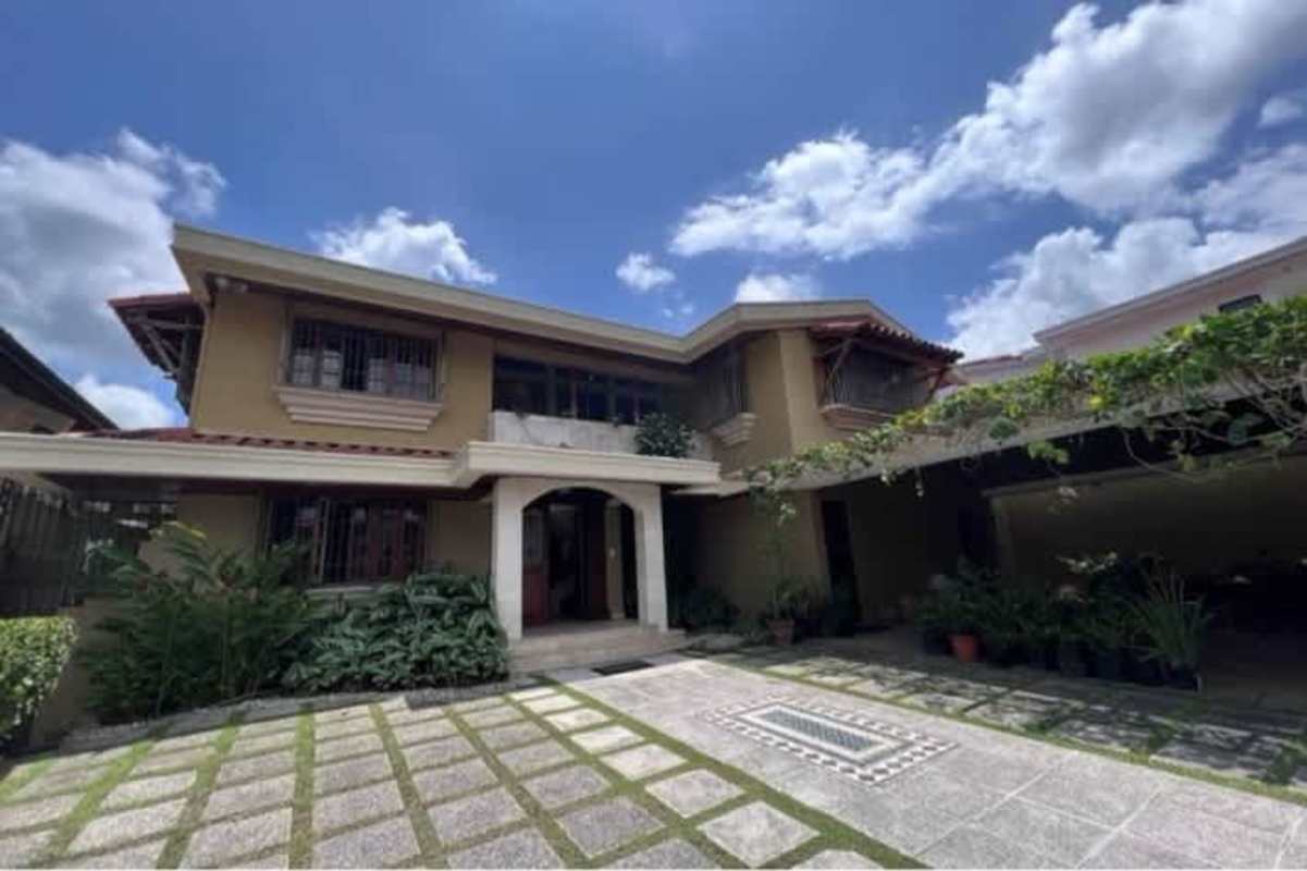 Large 3BR 5BA House with Terrace in La Alameda Betania