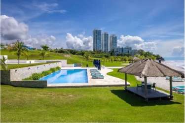 Resort-style infinity pools overlooking Pacific Ocean in Royal Villas Golf & Beach Resort Panama