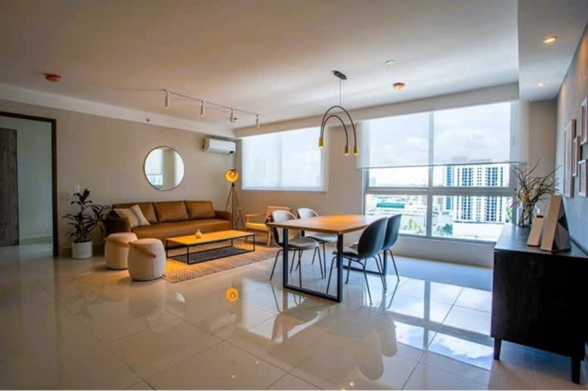 Private balcony with panoramic skyline and Parque Omar view in PH Isabella Towers Carrasquilla