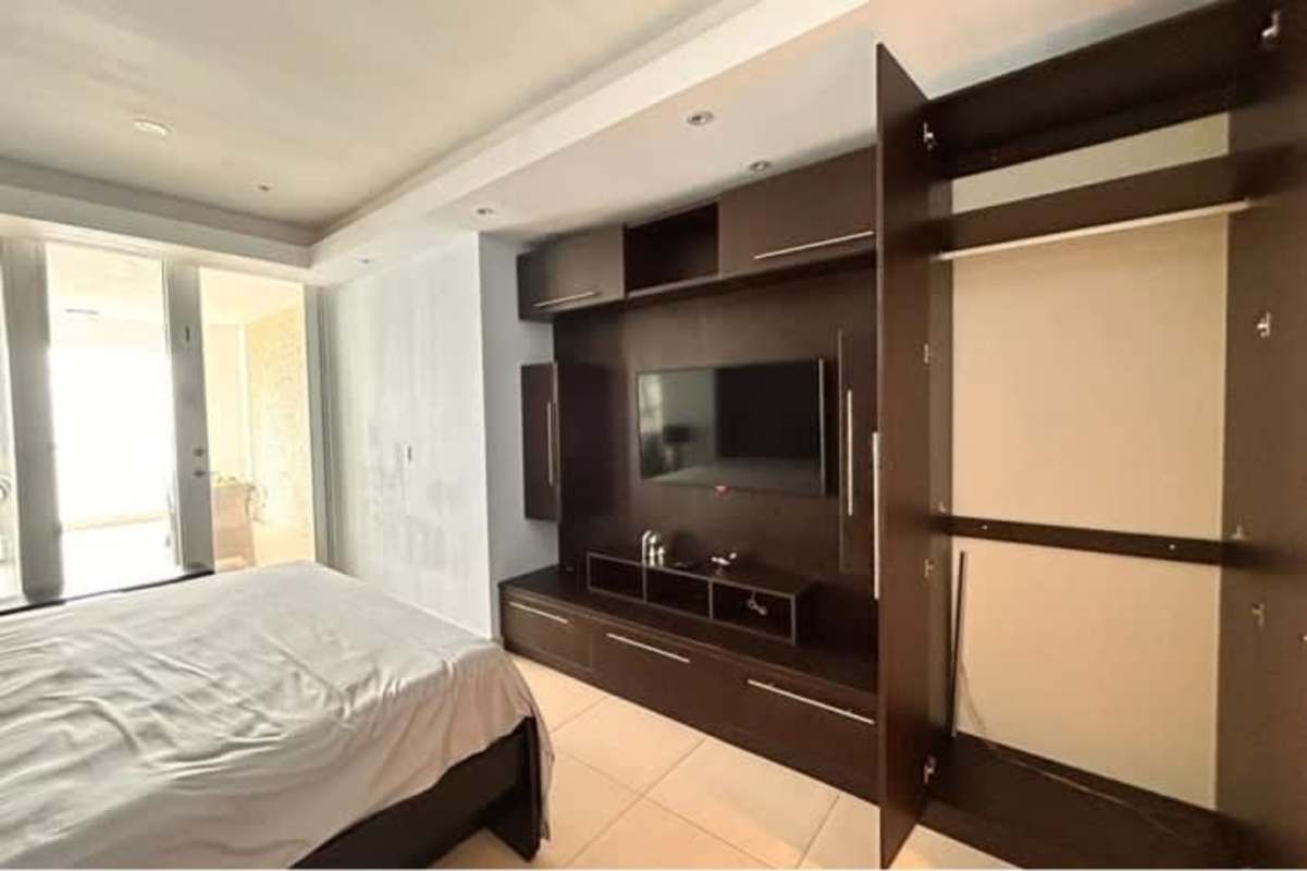 Elegant bathroom featuring dual sinks, granite counters, walk-in shower in PH Rivage Avenida Balboa Panama