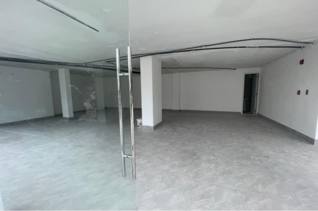 Corner commercial unit for rent in modern plaza with glass facade and reserved parking Panama