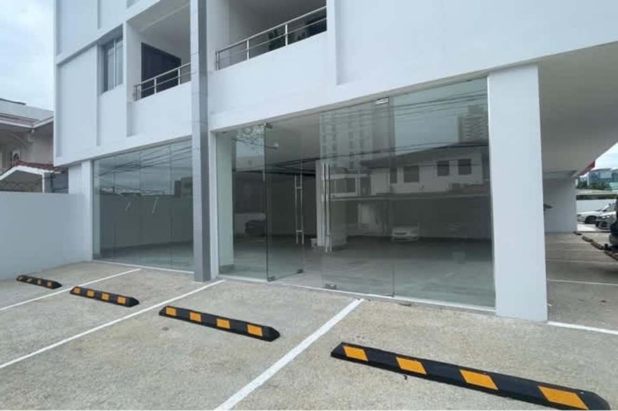 Large open floor commercial interior with white walls, tiled floor, and glass frontage in San Francisco Panama