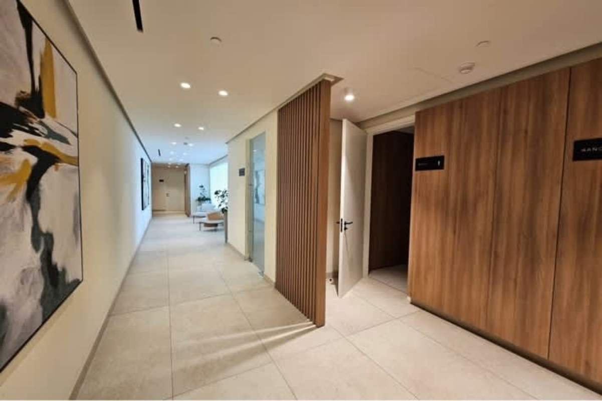 Luxury master bedroom with ocean view, large bed and balcony access at Ocean Reef Islands