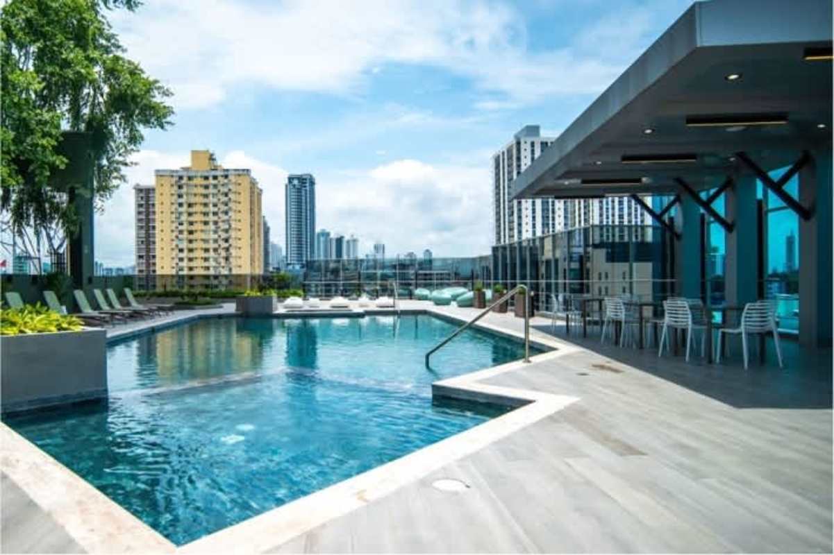 Rooftop swimming pool with lounge areas in PH Park Square Bella Vista Panama City