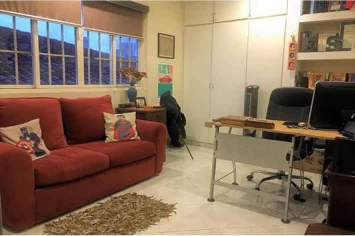 Kitchen equipped with fridge, microwave, breakfast bar in duplex El Avance Betania Panama