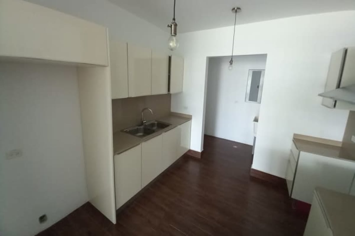 Modern bathroom with glass enclosed shower in PH Costamare Costa Sur Panama